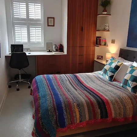 Comfortable With Ensuite Pensjonat *