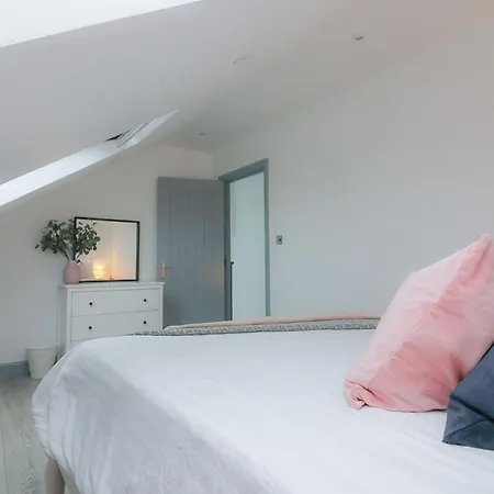 C Bright Lovely 1-bed Loft With Parking * Woodford