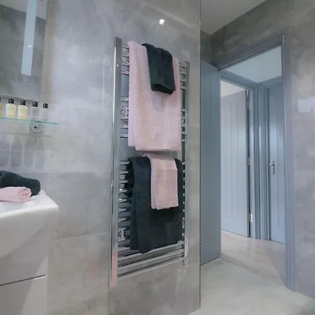 Apartment C Bright Lovely 1-bed Loft With Parking Woodford