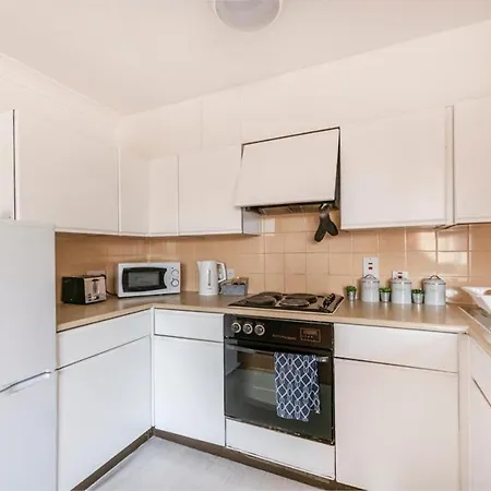 Stylish By Hyde Park Apartment *
