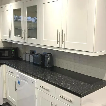 Fw Haute Apartments: Pet-friendly Stanmore With Free Wi-fi & Parking Apartment Stanmore (Greater London)