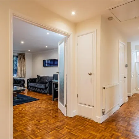 Fw Haute Apartments: Pet-friendly Stanmore With Free Wi-fi & Parking Apartment *