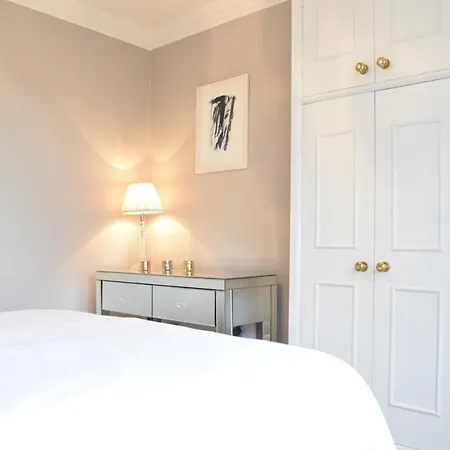 Spacious And Stylish 1 Bedroom Flat Near Chelsea *