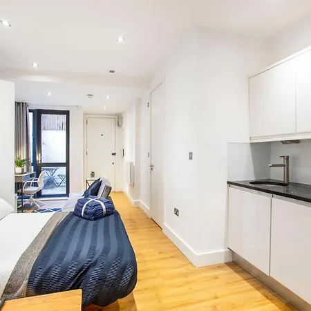 Apartment Spacious Lower Ground Studio With Private Patio Near Warren Street *