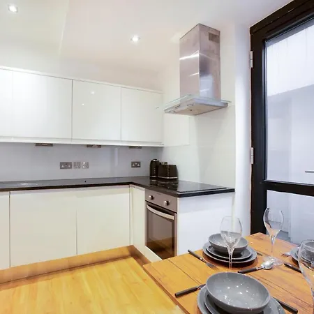 Spacious Lower Ground Studio With Private Patio Near Warren Street