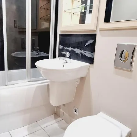 Luxury Waterside Canary Wharf Apartment London