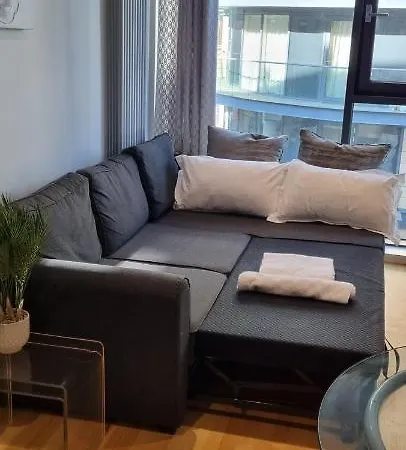 Luxury Waterside Canary Wharf Apartment London