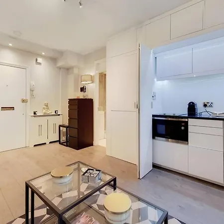 Stylish Knightsbridge Studio, Steps From Harrods. London