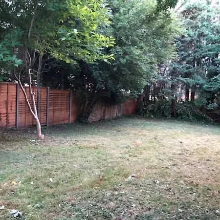 Whole House With Parking And Huge Garden Holiday home