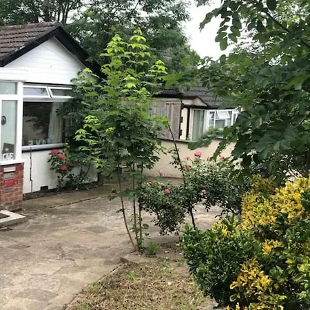 Whole House With Parking And Huge Garden Holiday home Orpington