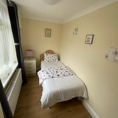 Holiday home Whole House With Parking And Huge Garden *
