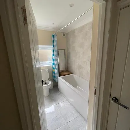 Whole House With Parking And Huge Garden Orpington