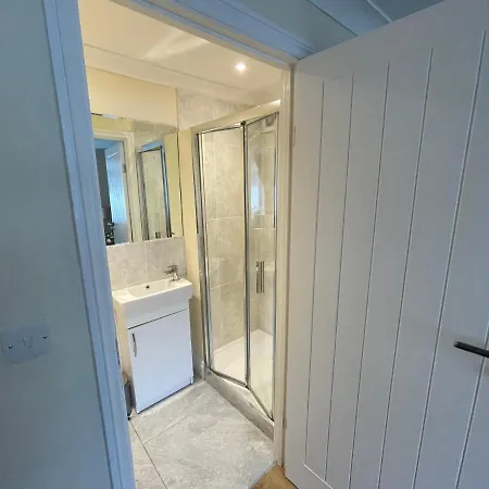 Whole House With Parking And Huge Garden Holiday home *