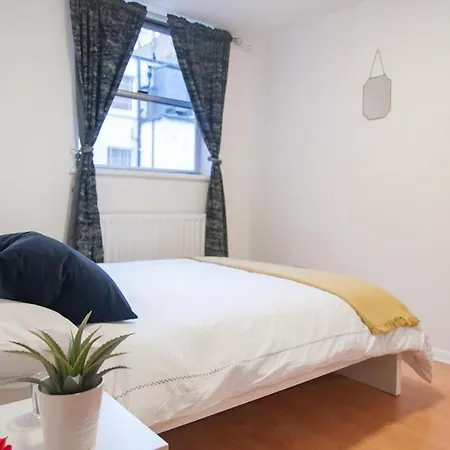 Stylish By Hyde Park Apartment *