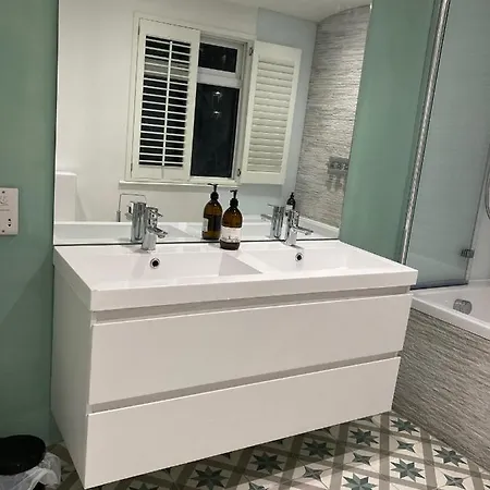 Magnificent House For 6 In Fulham With Back Garden Holiday home London