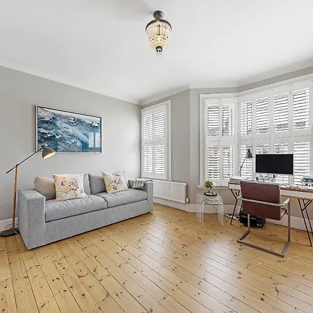 Veeve - Clapham Fairytale London