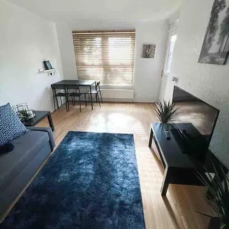 Apartment Spacious Two Bedroom Flat *