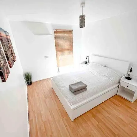 Spacious Two Bedroom Flat Apartment