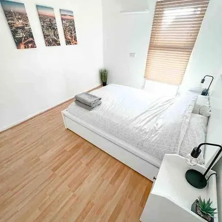Spacious Two Bedroom Flat Apartment