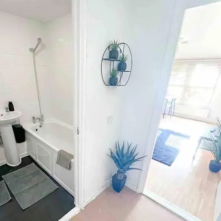Spacious Two Bedroom Flat * London