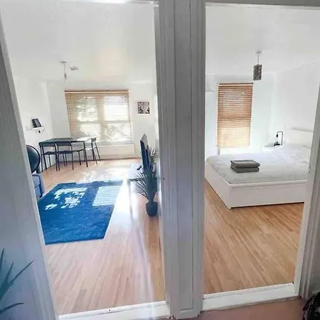 Spacious Two Bedroom Flat *