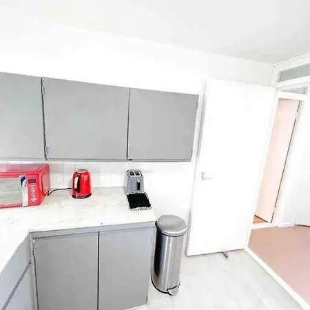 Apartment Spacious Two Bedroom Flat London