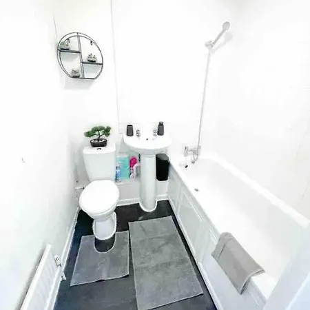Spacious Two Bedroom Flat Apartment London