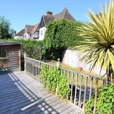 Guest house Beddington Park East *