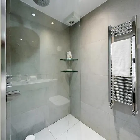 Elegant Earl's Court 2 Bedroom Flat Just 4 Minutes From Tube Apartment London