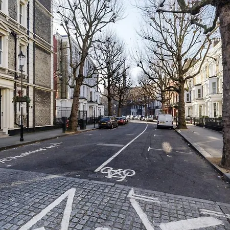 Elegant Earl's Court 2 Bedroom Flat Just 4 Minutes From Tube