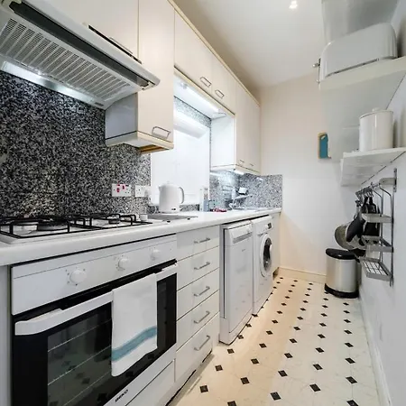 Elegant Earl's Court 2 Bedroom Flat Just 4 Minutes From Tube Apartment
