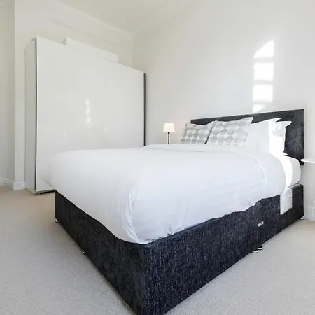 Elegant Earl's Court 2 Bedroom Flat Just 4 Minutes From Tube Apartment London