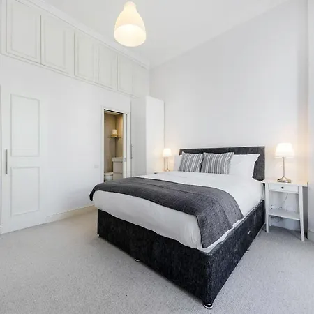 Elegant Earl's Court 2 Bedroom Flat Just 4 Minutes From Tube London