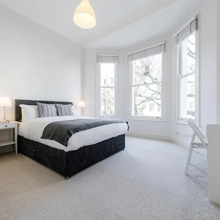 Elegant Earl's Court 2 Bedroom Flat Just 4 Minutes From Tube