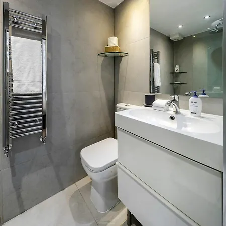 Elegant Earl's Court 2 Bedroom Flat Just 4 Minutes From Tube London