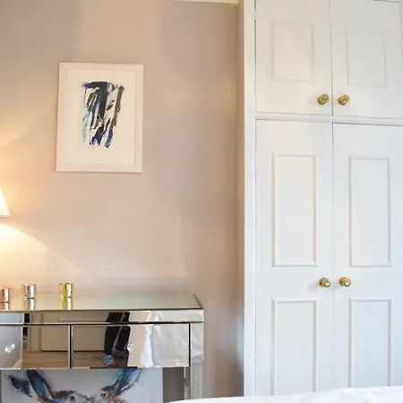 Spacious And Stylish 1 Bedroom Flat Near Chelsea Apartment London