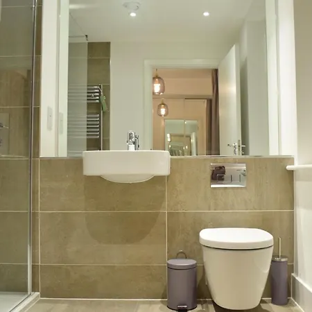 Bright 2 Bedroom Flat In Park Royal *