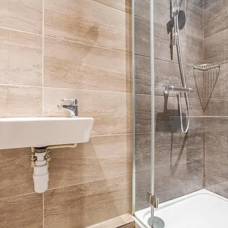 Apartment Spacious Lower Ground Studio With Private Patio Near Warren Street