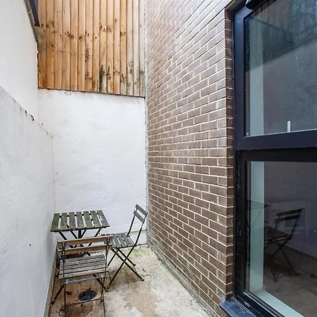 Apartment Spacious Lower Ground Studio With Private Patio Near Warren Street *