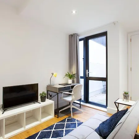 Spacious Lower Ground Studio With Private Patio Near Warren Street Apartment London