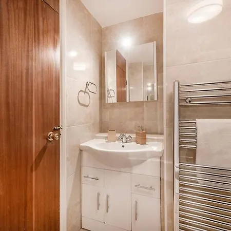 Stylish By Hyde Park Apartment