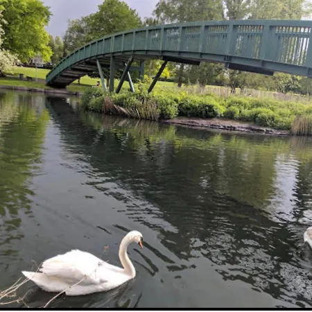 Guest house Beddington Park East *
