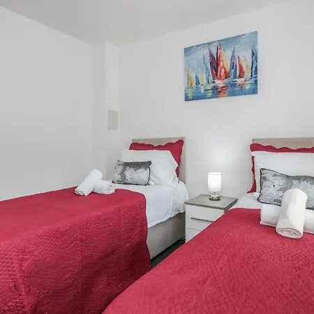 Beautiful 3-bed In Apartment *