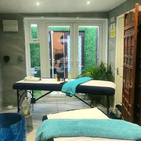With Private Hot Tub, Sauna, Ice Bath, Gym Apartment Rainham (Greater London)
