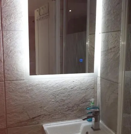 With Private Hot Tub, Sauna, Ice Bath, Gym Rainham (Greater London)