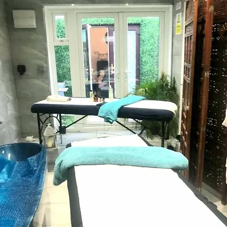With Private Hot Tub, Sauna, Ice Bath, Gym Apartment *