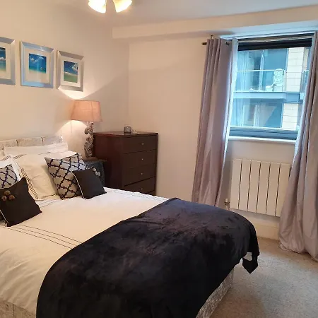 1 Bed Suite, Waterside, Canary Wharf Apartment *