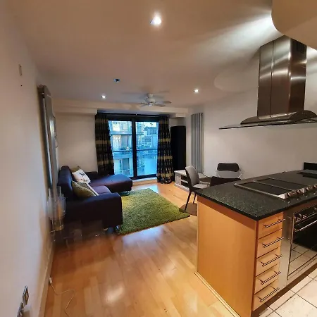 1 Bed Suite, Waterside, Canary Wharf Apartment London