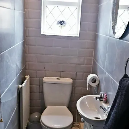 With Private Hot Tub, Sauna, Ice Bath, Gym * Rainham (Greater London)