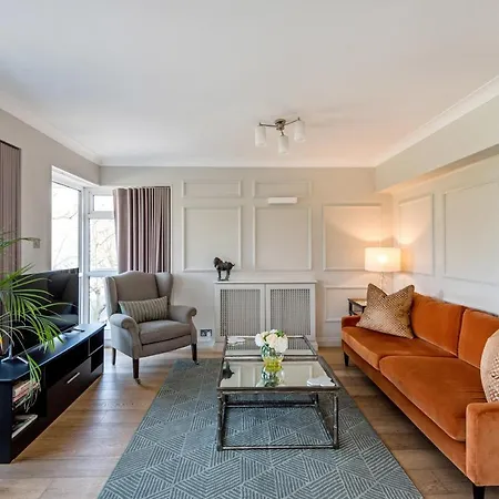 Buckingham & Lloyds 5*
